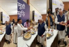 भारत मंडपम में हुई NDA की बैठक, शुभेंदु अधिकारी ने PM मोदी को खिलाई झालमुरी
