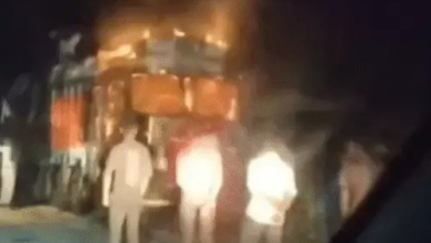 शादी में जा रहे 3 दोस्तों की मौत: ट्रक से भिड़ी बाइक, हादसे के बाद भड़की भीड़