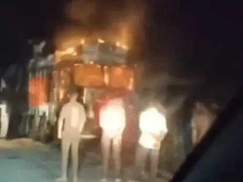 शादी में जा रहे 3 दोस्तों की मौत: ट्रक से भिड़ी बाइक, हादसे के बाद भड़की भीड़ शादी में जा रहे 3 दोस्तों की मौत: ट्रक से भिड़ी बाइक, हादसे के बाद भड़की भीड़