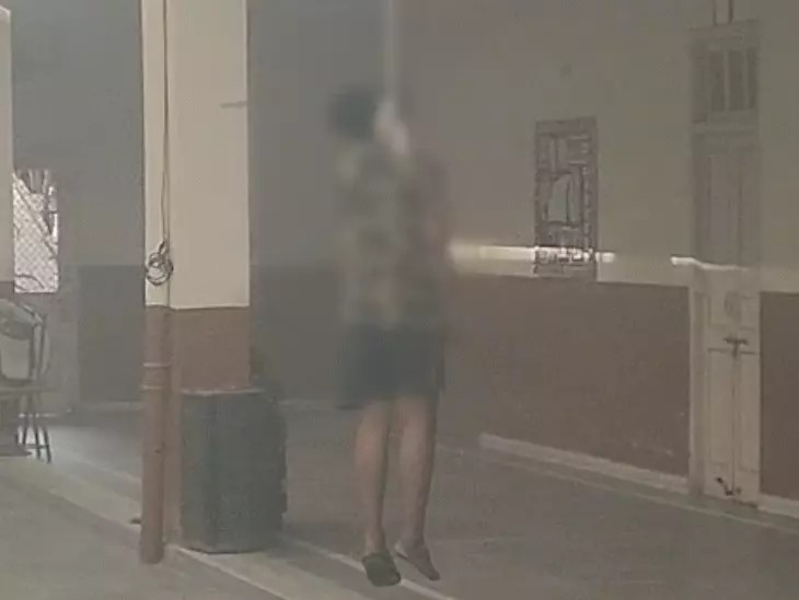 सुसाइड नोट लिखकर स्कूल में फंदे पर लटका बाबू:आग बुझाने पहुंची थी फायर ब्रिगेड, हॉल में शव देख पुलिस बुलाई