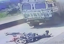 ड्यूटी पर जा रहे युवकों को ट्रक ने रौंदा, हादसे में दोनों घायल