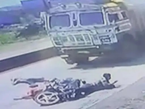 ड्यूटी पर जा रहे युवकों को ट्रक ने रौंदा, हादसे में दोनों घायल ड्यूटी पर जा रहे युवकों को ट्रक ने रौंदा, हादसे में दोनों घायल