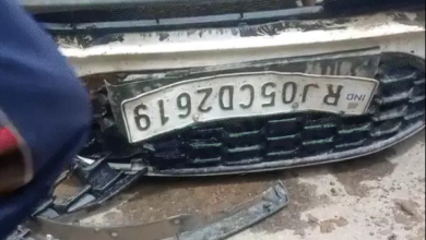 बेकाबू कार ने कुंड की परिक्रमा कर रहे लोगों को रौंदा: 5 घायल रेफर, गुस्साई भीड़ ने वाहन को गड्ढे में धकेला