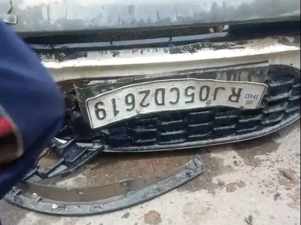 बेकाबू कार ने कुंड की परिक्रमा कर रहे लोगों को रौंदा: 5 घायल रेफर, गुस्साई भीड़ ने वाहन को गड्ढे में धकेला