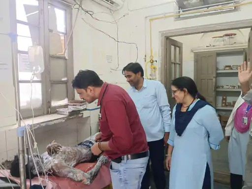 खेतड़ी में गैस लीक होने से मजदूर झुलसा, झुंझुनूं रेफर:शरीर के कई हिस्सों में गंभीर जलन, लोहे की गाटर काटते समय हादसा