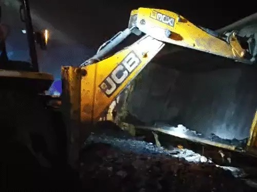 NH पर दर्दनाक हादसा: कोयले से भरा ट्रेलर पलटा, दो भाइयों की दबकर जान गई NH पर दर्दनाक हादसा: कोयले से भरा ट्रेलर पलटा, दो भाइयों की दबकर जान गई