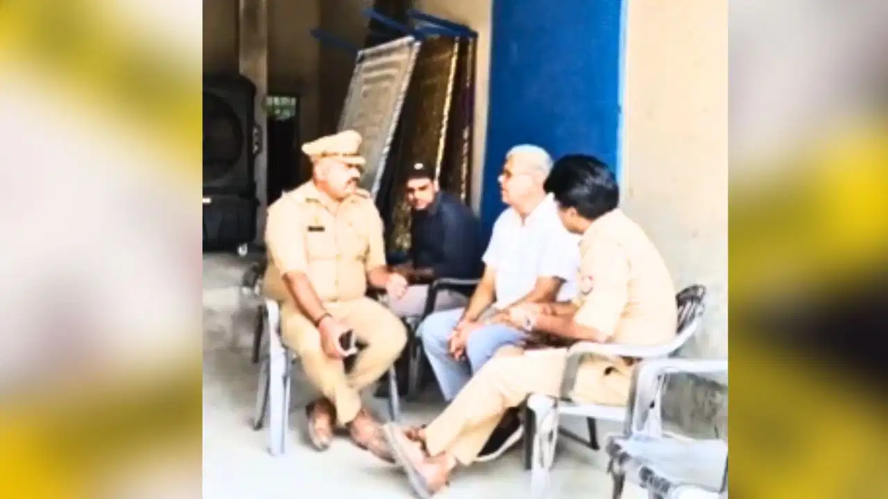 ग्रेटर नोएडा में खाना खाते ही बिगड़ी तबीयत, एक ही परिवार के दो बच्चों की मौत; मां की हालत गंभीर ग्रेटर नोएडा में खाना खाते ही बिगड़ी तबीयत, एक ही परिवार के दो बच्चों की मौत; मां की हालत गंभीर