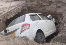 सड़क किनारे गहरे गड्ढे में गिरी कार,VIDEO:ग्रामीणों ने दरवाजा तोड़कर ड्राइवर को निकाला, चेतावनी बोर्ड नहीं लगा होने से हादसा