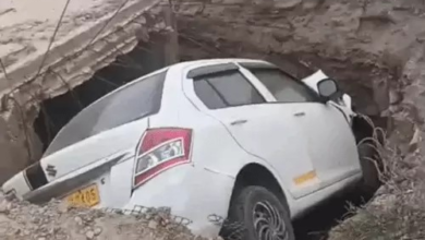 सड़क किनारे गहरे गड्ढे में गिरी कार,VIDEO:ग्रामीणों ने दरवाजा तोड़कर ड्राइवर को निकाला, चेतावनी बोर्ड नहीं लगा होने से हादसा