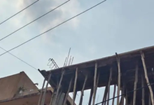 हाईटेंशन लाइन के पास काम कर रहे मजदूरों को करंट का जोरदार झटका, 20 फीट नीचे गिरे; बिना सुरक्षा उपकरण के कर रहे थे काम, अस्पताल में भर्ती
