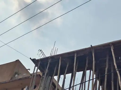 हाईटेंशन लाइन के पास काम कर रहे मजदूरों को करंट का जोरदार झटका, 20 फीट नीचे गिरे; बिना सुरक्षा उपकरण के कर रहे थे काम, अस्पताल में भर्ती