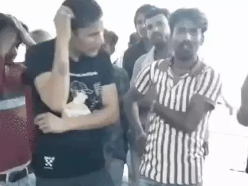 सरकारी-अस्पताल में गार्ड ने मरीज के परिजन की कॉलर पकड़ी:वार्ड से बाहर निकाल दिया, हंगामे के बीच सुपरवाइजर कमरे में सोता रहा