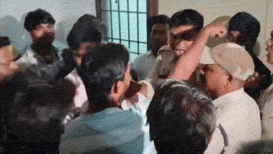 हिरासत में मौत पर बवाल: परिजनों का पिटाई का आरोप, पुलिस ने किया खंडन हिरासत में मौत पर बवाल: परिजनों का पिटाई का आरोप, पुलिस ने किया खंडन