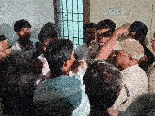 हिरासत में मौत पर बवाल: परिजनों का पिटाई का आरोप, पुलिस ने किया खंडन हिरासत में मौत पर बवाल: परिजनों का पिटाई का आरोप, पुलिस ने किया खंडन