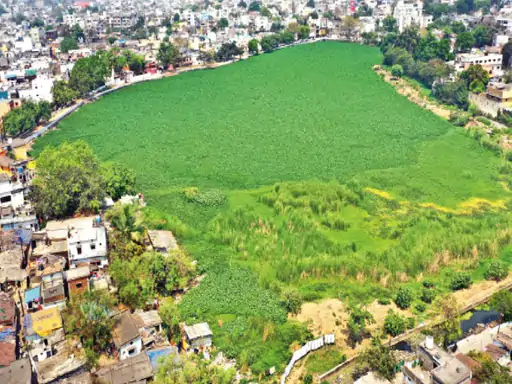 तालाबों की बदहाली से गहराया जल संकट, भूजल स्तर पर बढ़ा खतरा