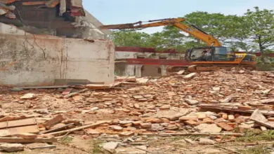 अवैध निर्माण पर निगम की बड़ी कार्रवाई, स्कूल परिसर में बने दो मंजिला भवन पर चला बुलडोजर