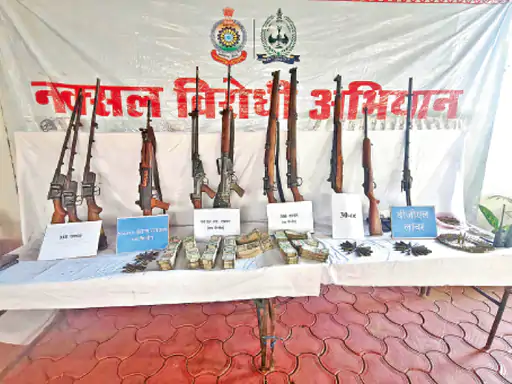 नक्सलियों के हथियारों का बड़ा जखीरा और 24 लाख नकद बरामद, सुरक्षा बलों की बड़ी कार्रवाई