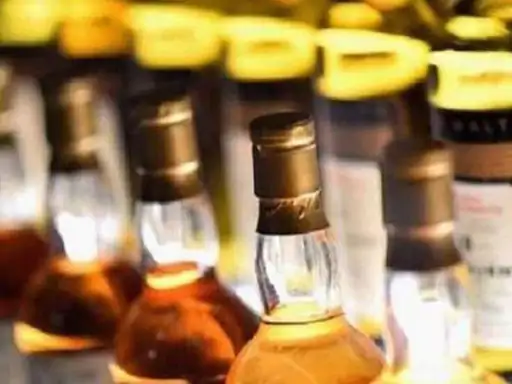 सिलतरा वेयरहाउस में शराब घोटाले का आरोप: नष्ट की जाने वाली बोतलें बाजार में बेचने का दावा, प्रभारी हटाई गईं
