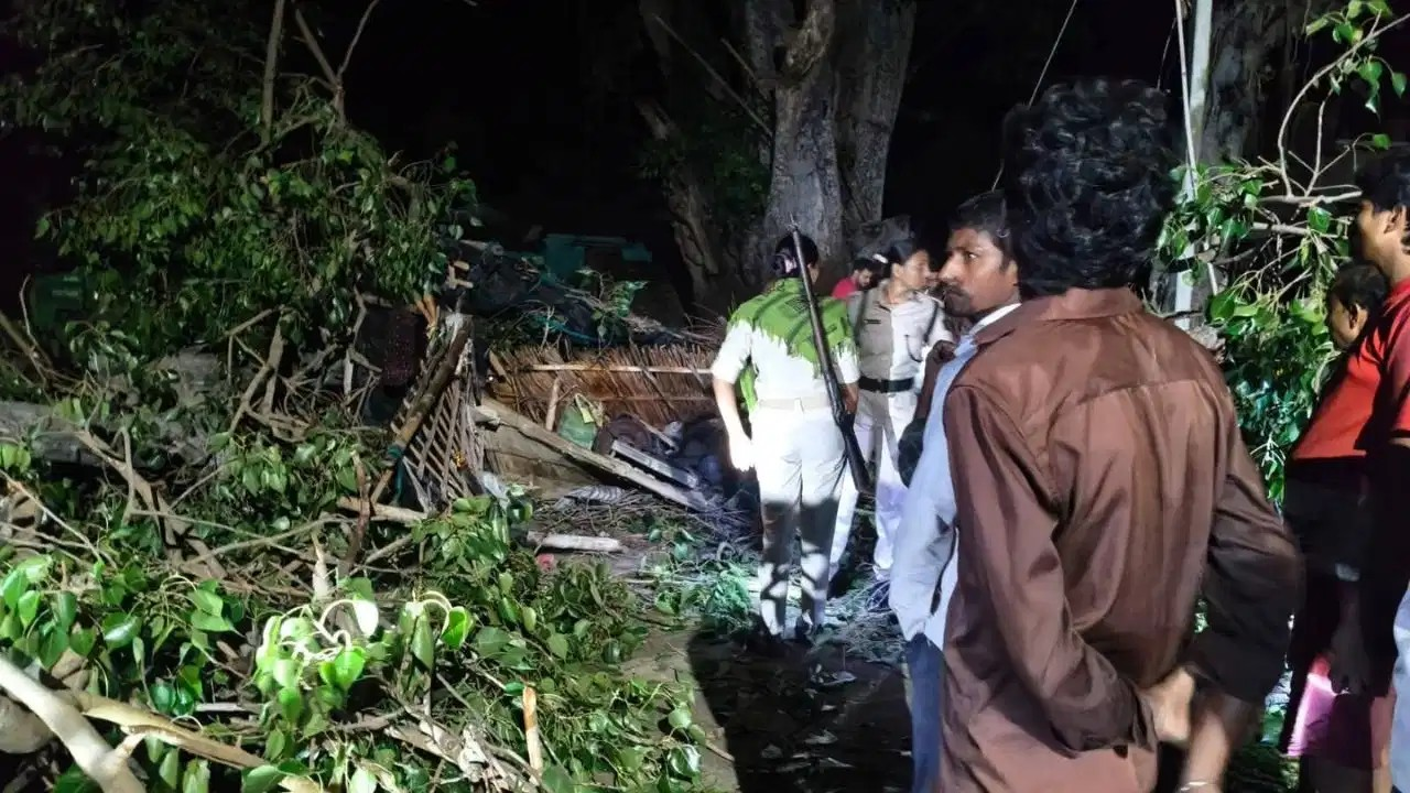 बिहार: सीतामढ़ी में आंधी-बारिश का कहर, झोपड़ी पर गिरा पीपल का पेड़, एक ही परिवार के 5 लोगों की मौत बिहार: सीतामढ़ी में आंधी-बारिश का कहर, झोपड़ी पर गिरा पीपल का पेड़, एक ही परिवार के 5 लोगों की मौत