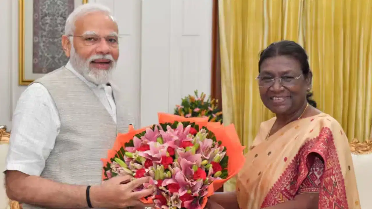 राष्ट्रपति मुर्मू के जन्मदिन पर शुभकामनाओं की बौछार, पीएम मोदी ने बताया जनसेवा और सादगी की मिसाल राष्ट्रपति मुर्मू के जन्मदिन पर शुभकामनाओं की बौछार, पीएम मोदी ने बताया जनसेवा और सादगी की मिसाल