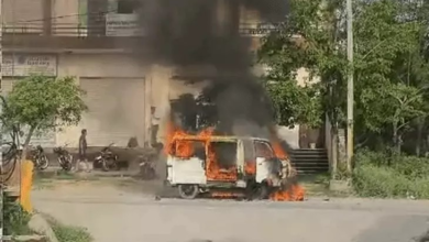 सिंघाना में स्कूली बच्चों से भरी वैन में लगी आग:ड्राइवर ने चिंगारी देख वैन रोकी, बच्चों को सुरक्षित बाहर निकाला; गाड़ी राख हुई