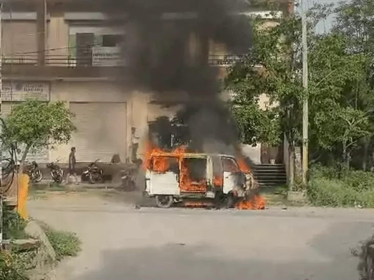 सिंघाना में स्कूली बच्चों से भरी वैन में लगी आग:ड्राइवर ने चिंगारी देख वैन रोकी, बच्चों को सुरक्षित बाहर निकाला; गाड़ी राख हुई