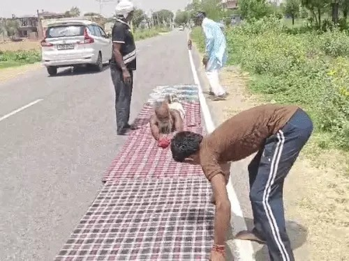 850Km दूर वैष्णो देवी तक दंडवत यात्रा कर रहे बाबा:कहा- समय तय नहीं किया; 22 साल से बैठे नहीं, खड़े रहकर करते हैं सभी काम