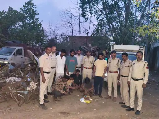 कबाड़ माफिया पर बड़ा प्रहार: 14.25 लाख का कबाड़ जब्त, रेलवे के पार्ट्स समेत 7 तस्कर गिरफ्तार