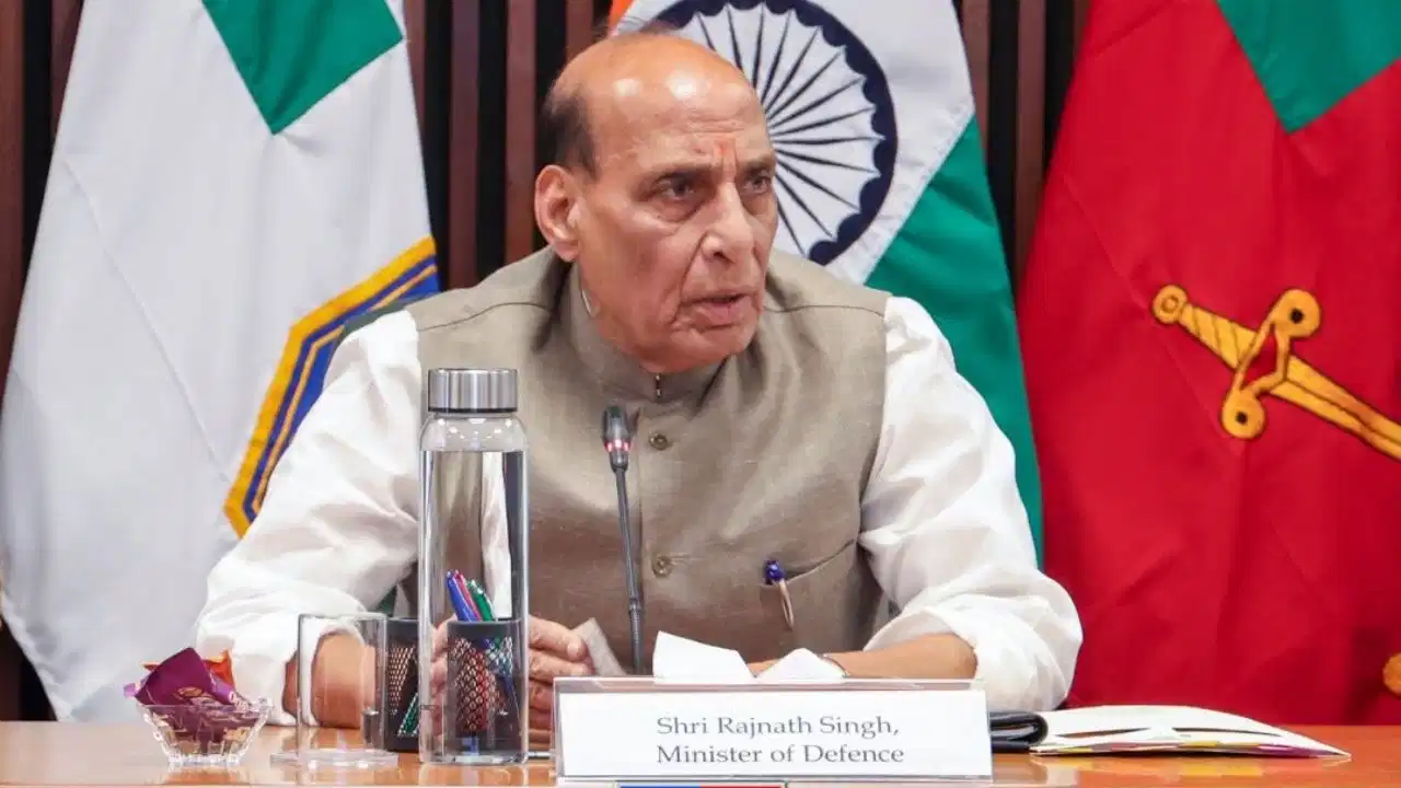 5 साल में दोगुना हुआ भारत का रक्षा उत्पादन, राजनाथ बोले- PM मोदी के नेतृत्व में नई ऊंचाइयां छू रहा देश 5 साल में दोगुना हुआ भारत का रक्षा उत्पादन, राजनाथ बोले- PM मोदी के नेतृत्व में नई ऊंचाइयां छू रहा देश