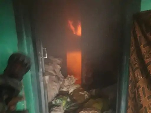जगदलपुर में दुकान में लगी आग, दमकल की टीम ने पाया नियंत्रण जगदलपुर में दुकान में लगी आग, दमकल की टीम ने पाया नियंत्रण