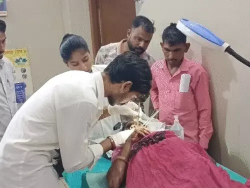 बांसवाड़ा में महिला का मुंह खा गया कुत्ता:खाना खाकर घर के बाहर बैठीं थी, अचानक किया अटैक