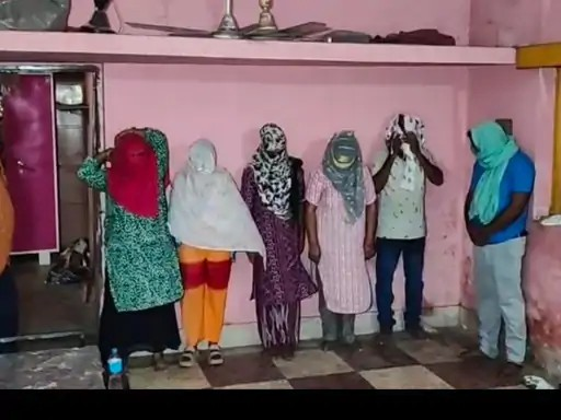 स्थानीय शिकायत पर पुलिस की कार्रवाई: रायगढ़ में कथित सेक्स रैकेट का भंडाफोड़ स्थानीय शिकायत पर पुलिस की कार्रवाई: रायगढ़ में कथित सेक्स रैकेट का भंडाफोड़
