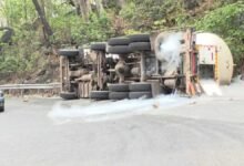 केशकाल घाट में पलटा ऑक्सीजन टैंकर: रिसाव से मचा हड़कंप, चालक की तत्परता से टला बड़ा हादसा