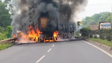 आमने-सामने की टक्कर के बाद दो ट्रकों में लगी भीषण आग, जिंदा जल गए दोनों ड्राइवर