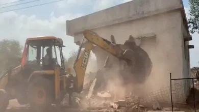 विधायक कॉलोनी के लिए चला बुलडोजर: नकटी गांव में 80 से अधिक घर ढहाए, ग्रामीणों का फूटा गुस्सा