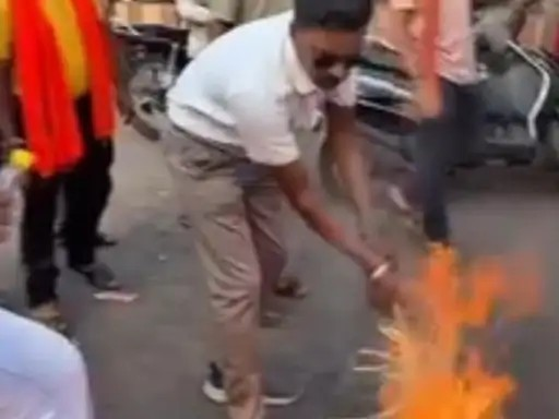 संतों पर कथित अभद्र टिप्पणी से नाराज विहिप-बजरंग दल, कहा- सनातन संस्कृति की रीढ़ हैं संत-महात्मा संतों पर कथित अभद्र टिप्पणी से नाराज विहिप-बजरंग दल, कहा- सनातन संस्कृति की रीढ़ हैं संत-महात्मा