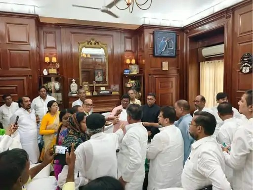 ममता की TMC टूटी, 58 विधायकों ने अलग गुट बनाया:ऋतब्रत बनर्जी को विधायक दल का नेता चुना, स्पीकर ने मंजूरी भी दी ममता की TMC टूटी, 58 विधायकों ने अलग गुट बनाया:ऋतब्रत बनर्जी को विधायक दल का नेता चुना, स्पीकर ने मंजूरी भी दी