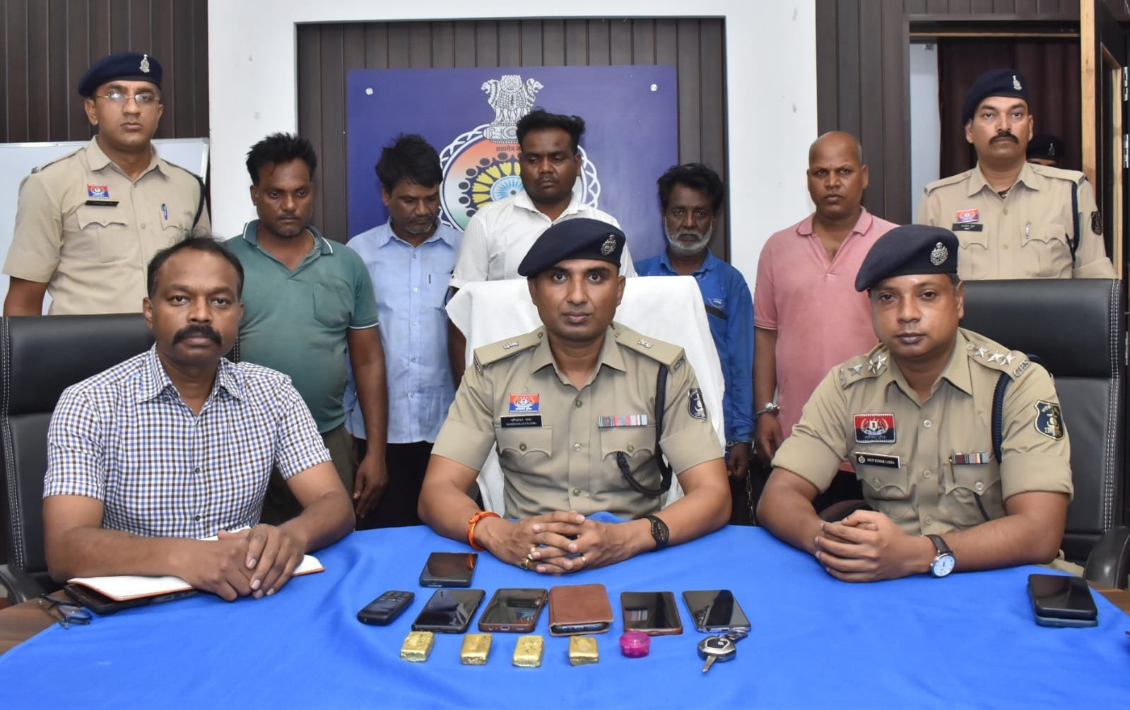 सोने की चमक के पीछे धोखा: सस्ते दाम पर ‘खजाना’ बेचने वाला गिरोह गिरफ्तार, 1.2 किलो नकली गोल्ड बरामद सोने की चमक के पीछे धोखा: सस्ते दाम पर ‘खजाना’ बेचने वाला गिरोह गिरफ्तार, 1.2 किलो नकली गोल्ड बरामद