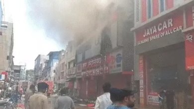 MG रोड पर मचा हड़कंप: ऑटोमोबाइल शॉप में भीषण आग, 15 दमकल वाहन आग बुझाने में जुटे
