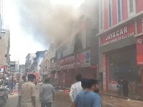 MG रोड पर मचा हड़कंप: ऑटोमोबाइल शॉप में भीषण आग, 15 दमकल वाहन आग बुझाने में जुटे MG रोड पर मचा हड़कंप: ऑटोमोबाइल शॉप में भीषण आग, 15 दमकल वाहन आग बुझाने में जुटे