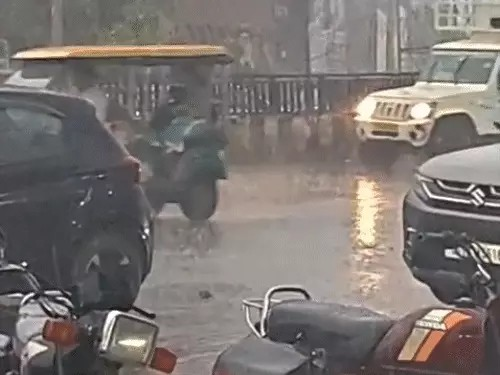 मौसम का बदलेगा मिजाज: अंधड़-बारिश के आसार, बस्तर में झमाझम बारिश