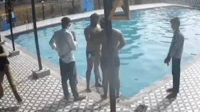 स्विमिंग पूल में नेशनल प्लेयर पर हमला: बेल्ट से बेरहमी से पीटा, पानी में लात-घूंसों की बरसात; VIDEO वायरल
