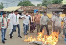 नकटी गांव में मकान तोड़ने के विरोध में कांग्रेस का प्रदर्शन, पुनर्वास की मांग तेज