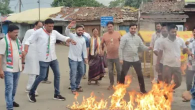 नकटी गांव में मकान तोड़ने के विरोध में कांग्रेस का प्रदर्शन, पुनर्वास की मांग तेज