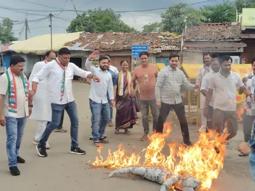 नकटी गांव में मकान तोड़ने के विरोध में कांग्रेस का प्रदर्शन, पुनर्वास की मांग तेज