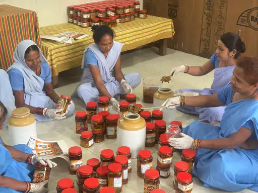 रायपुर सेंट्रल जेल में आत्मनिर्भर बन रहीं महिला बंदियां, अचार निर्माण से होगी आमदनी रायपुर सेंट्रल जेल में आत्मनिर्भर बन रहीं महिला बंदियां, अचार निर्माण से होगी आमदनी