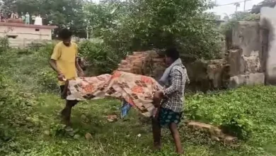 झाड़ियों में अर्द्धनग्न हालत में मिली महिला की लाश, पति लापता; हत्या के एंगल से जांच में जुटी पुलिस