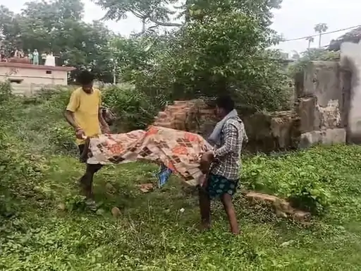 झाड़ियों में अर्द्धनग्न हालत में मिली महिला की लाश, पति लापता; हत्या के एंगल से जांच में जुटी पुलिस झाड़ियों में अर्द्धनग्न हालत में मिली महिला की लाश, पति लापता; हत्या के एंगल से जांच में जुटी पुलिस