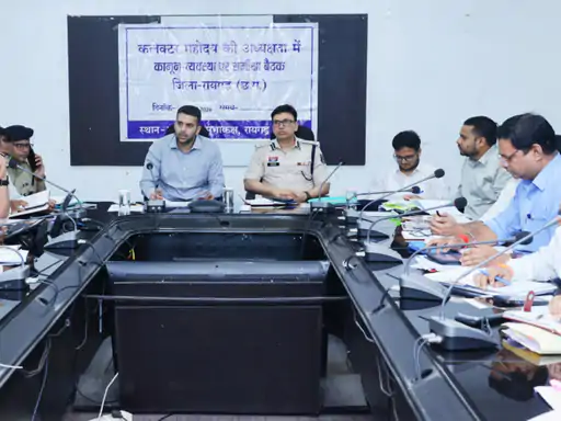 रायगढ़ में कानून-व्यवस्था पर प्रशासन सख्त, अवैध अप्रवासियों की पहचान और सड़क सुरक्षा बढ़ाने के निर्देश