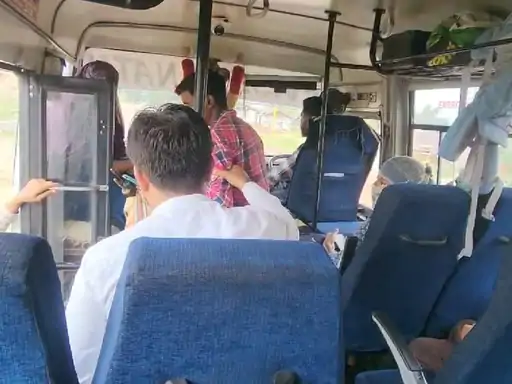 बीजापुर-गीदम-जगदलपुर बस में आदिवासी दंपती से अभद्रता का VIDEO वायरल, बस मालिक ने कंडक्टर को हटाया